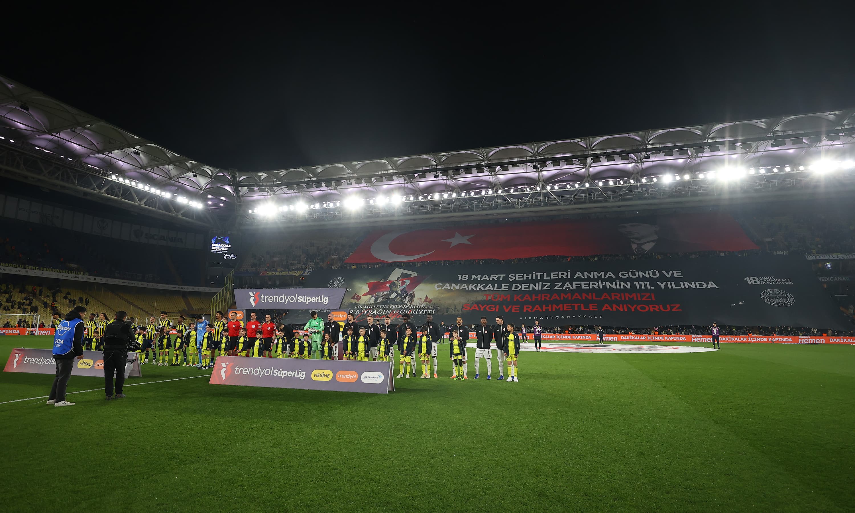 Fenerbahçe tribünleri Çanakkale Zaferi'ni unutmadı