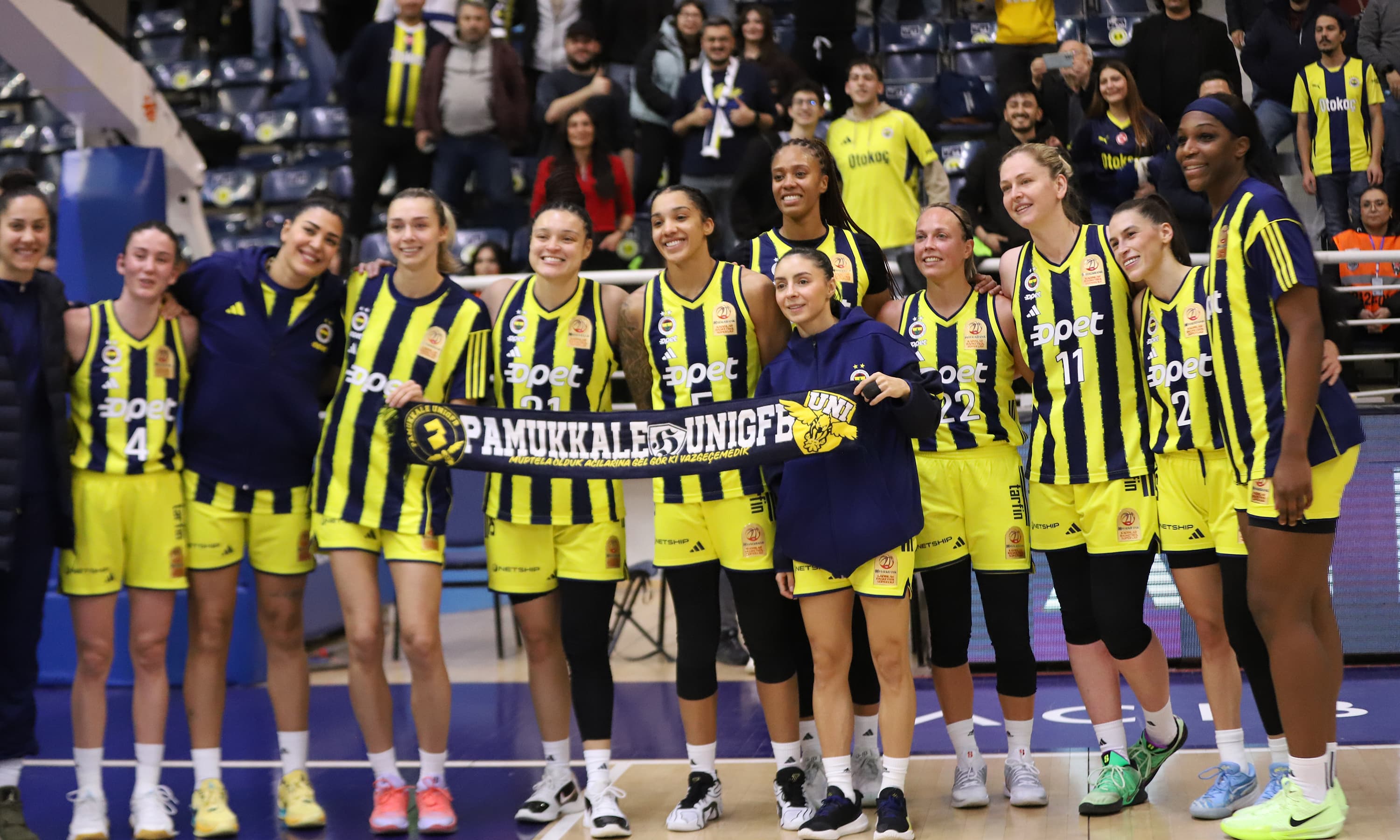 Fenerbahçe Opet 18 sayı farkla finale yükseldi