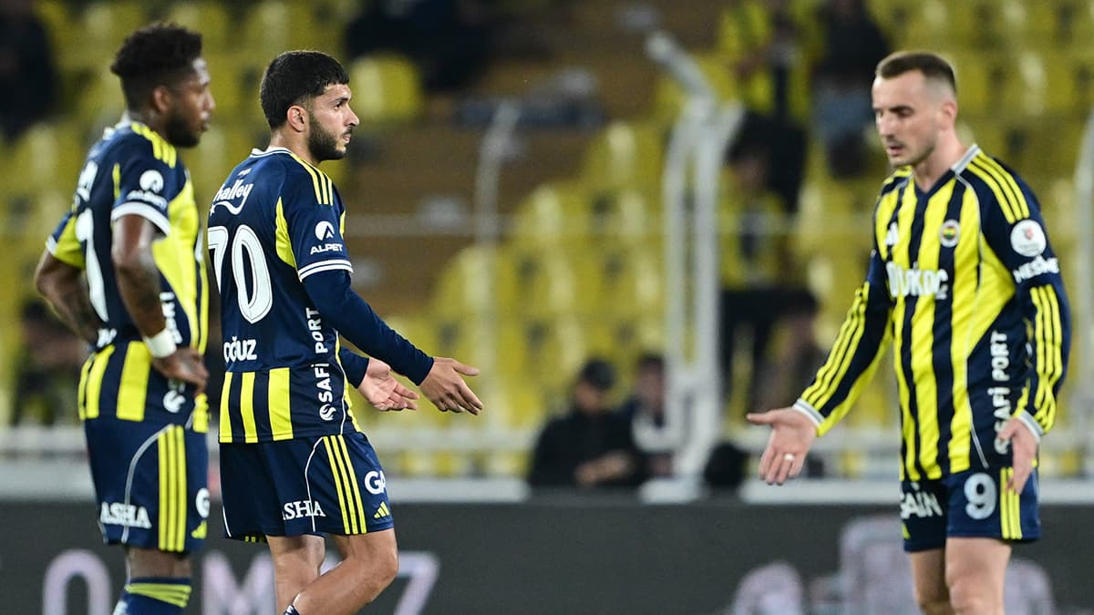 Kadıköy'de Fenerbahçe taraftarlarından protesto