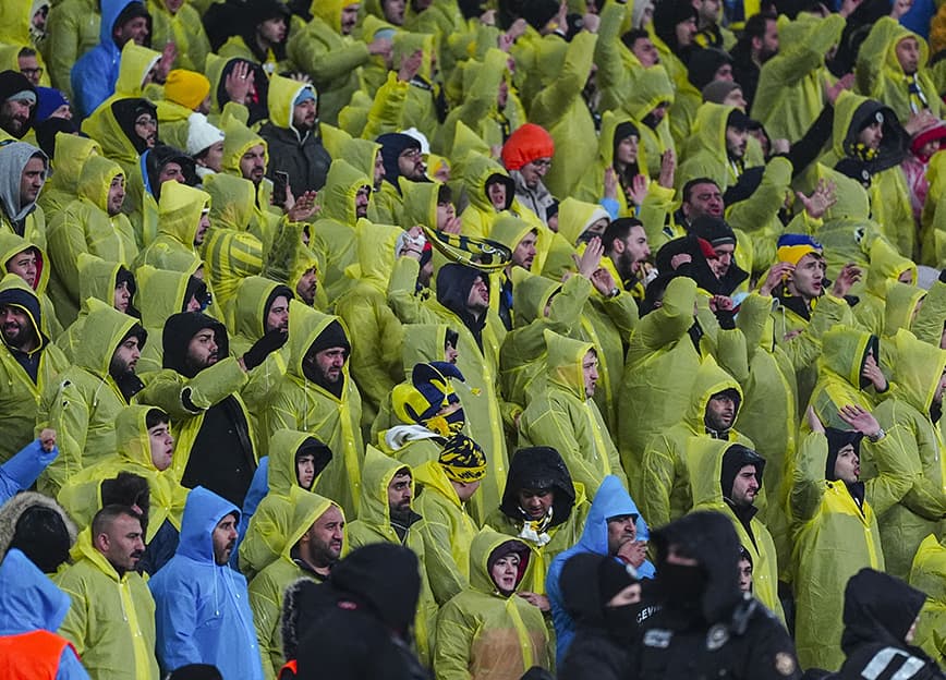 Türkiye'nin konuştuğu yağmurlukların Fenerbahçe'ye maliyeti ortaya çıktı: Tamamı cepten ödendi, en pahalısı seçildi