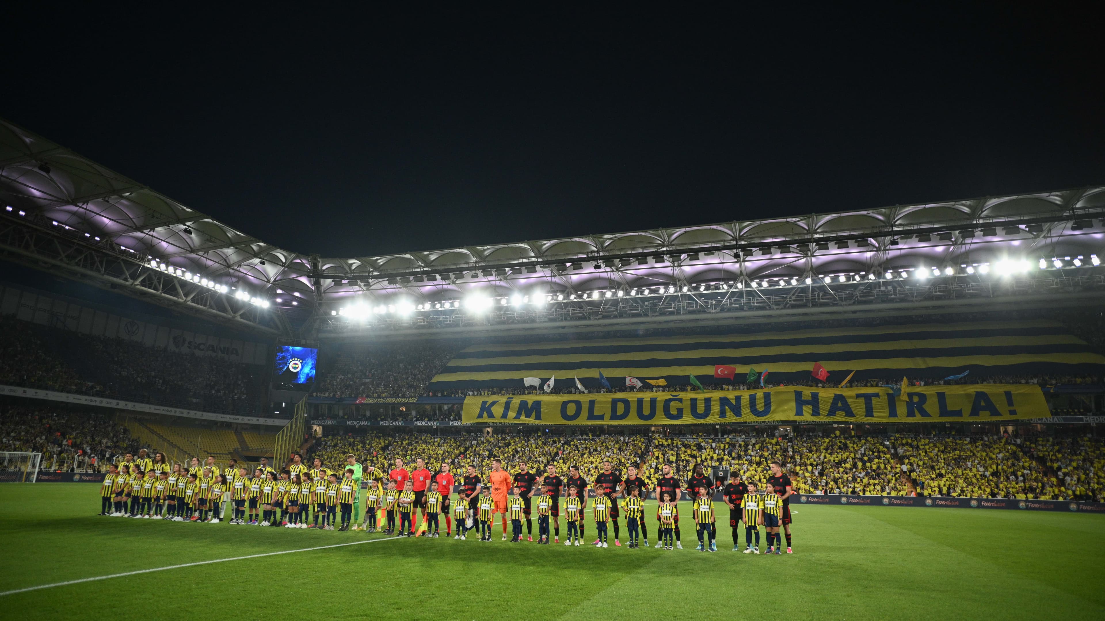 Fenerbahçe taraftarları futbolculara destek pankartları açtı