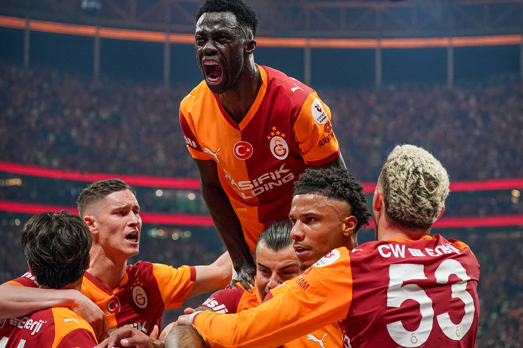 Dünya Galatasaray-Fenerbahçe derbisini konuşuyor! Herkes maçla ilgili aynı konuyu manşetlerine taşıdı