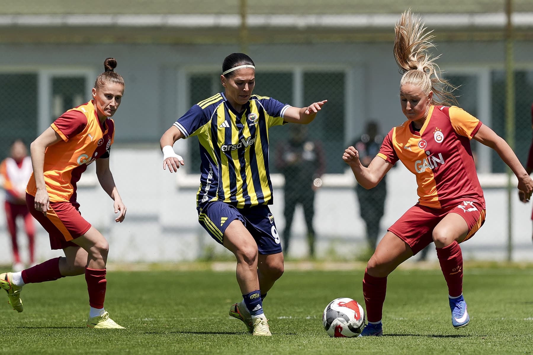 Galatasaray-Fenerbahçe derbisinde inanılmaz son! 88 ve 90'daki gollerle geri dönüş