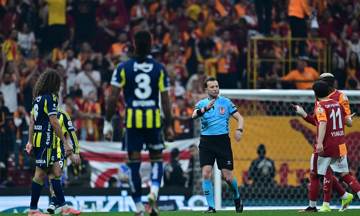 Derbide penaltı tartışması! Galatasaray'dan yoğun itiraz, Yasin Kol 'Devam' dedi