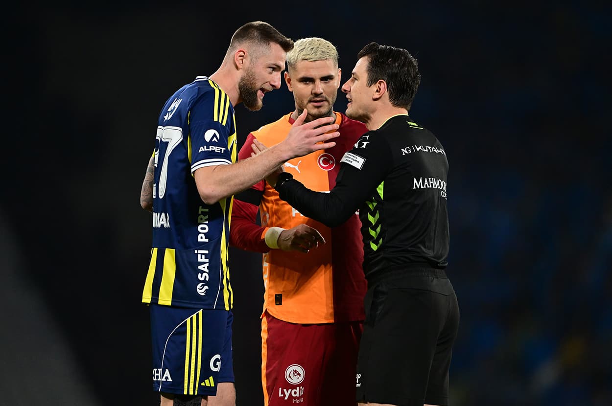 Fenerbahçe'den penaltı beklentisi, Okan Buruk'tan kart itirazı