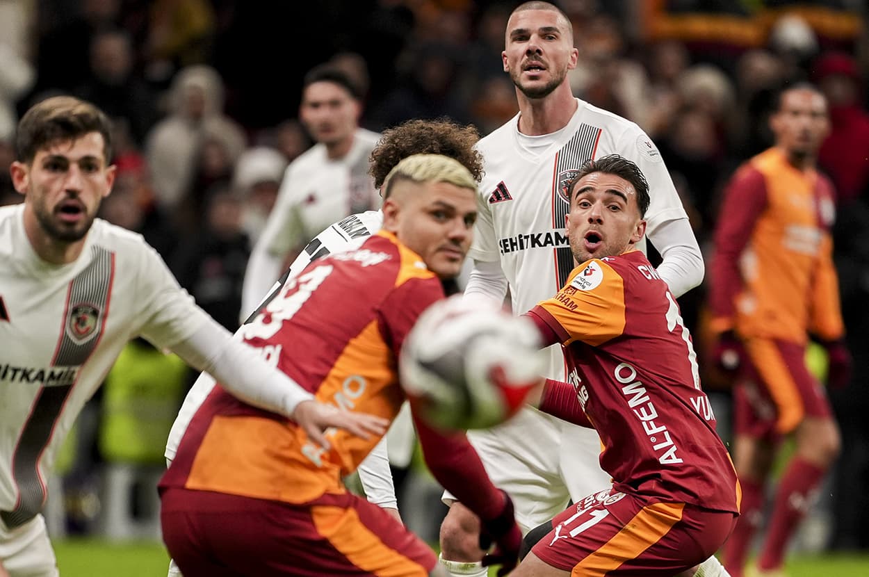 "Görmeyi hak ettikleri ilk yarıdaki rezil futbol muydu?" | Spor yazarları Galatasaray için ne dedi?