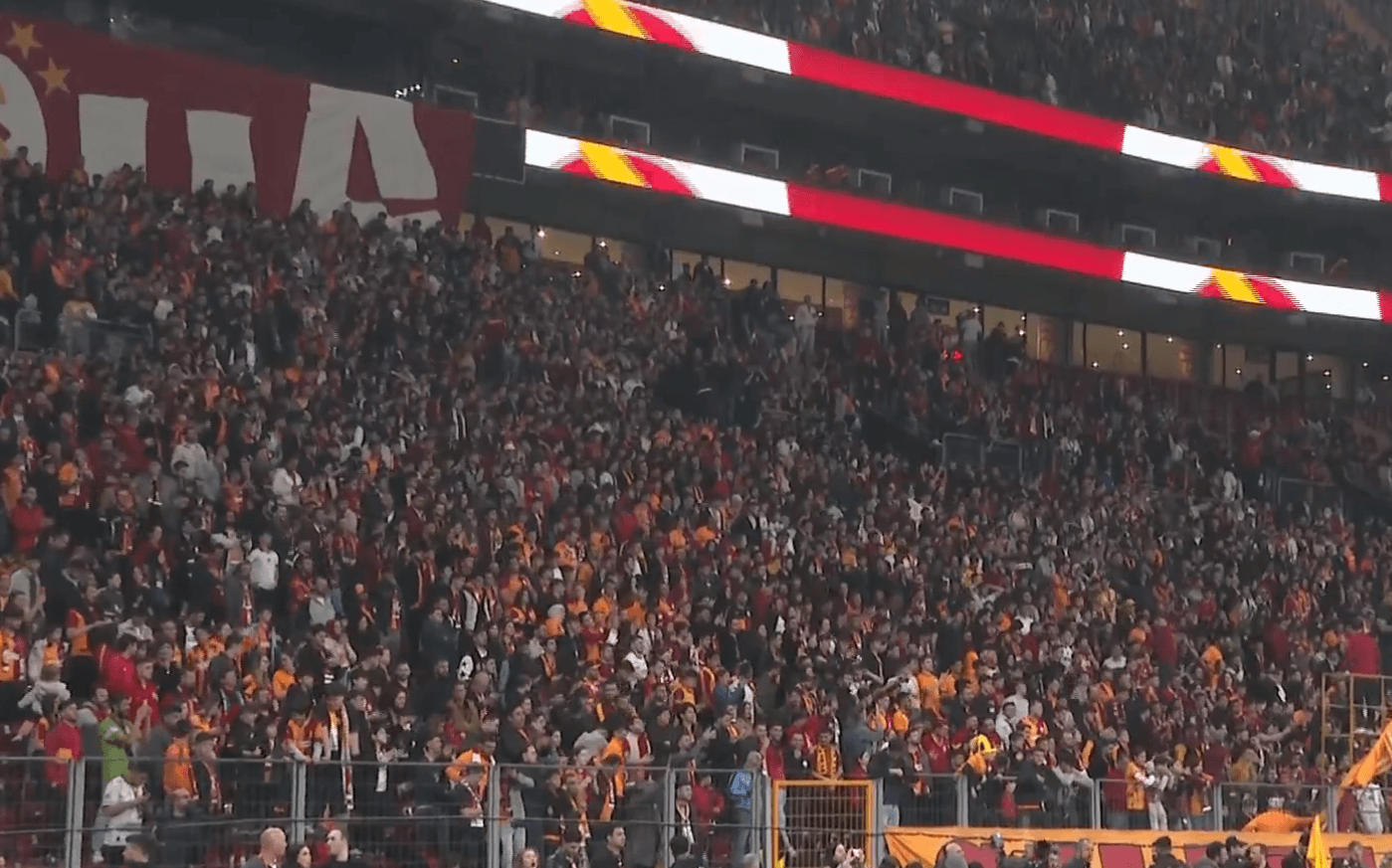 Taraftarlar, Rams Park'a akın etti: Galatasaray'dan binlerce kişi önünde antrenman
