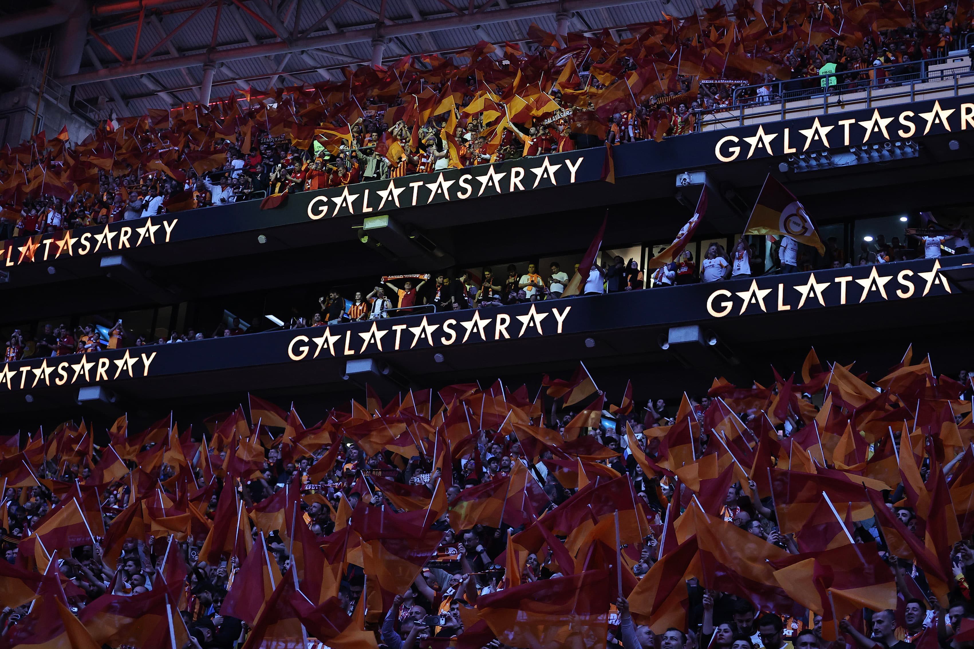 Galatasaray tesis kapılarını bir kez daha taraftara açıyor
