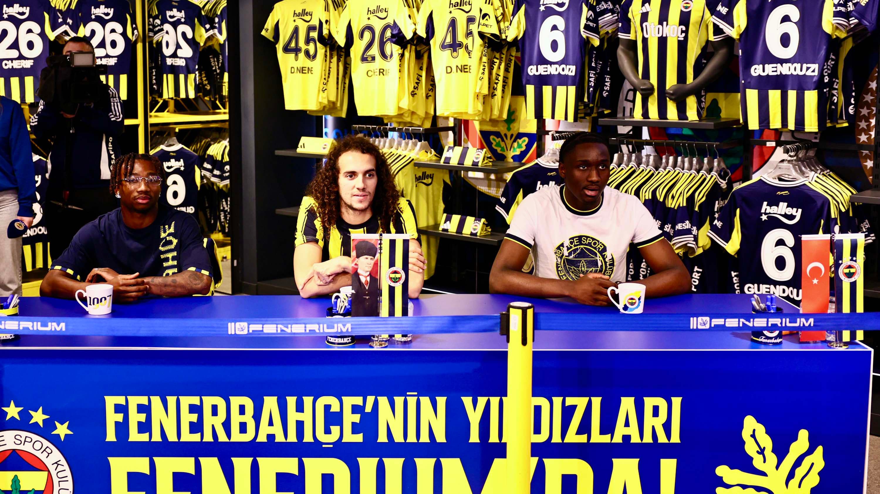 Fenerbahçe'de Guendouzi, Nene ve Cherif, taraftarlara imza dağıttı
