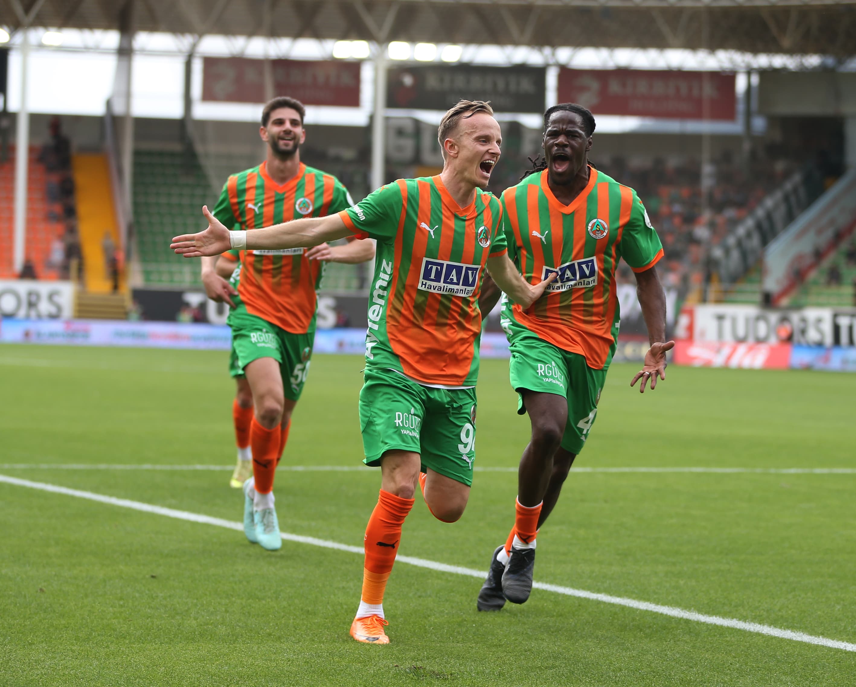 Alanyaspor'dan sansasyonel galibiyet: Gol olup yağdılar