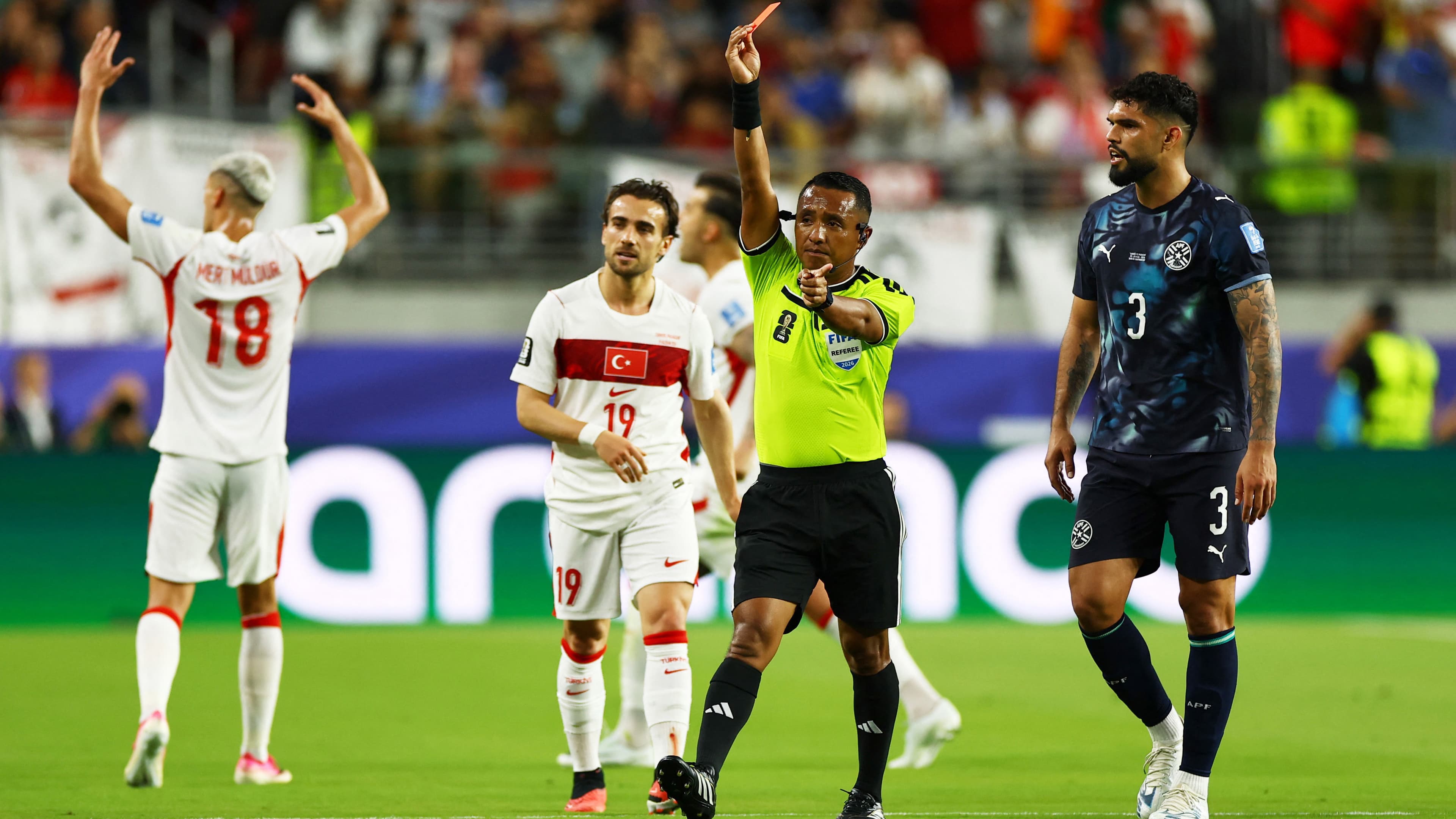 Türkiye - Paraguay maçında yeni kırmızı kart kuralı uygulandı
