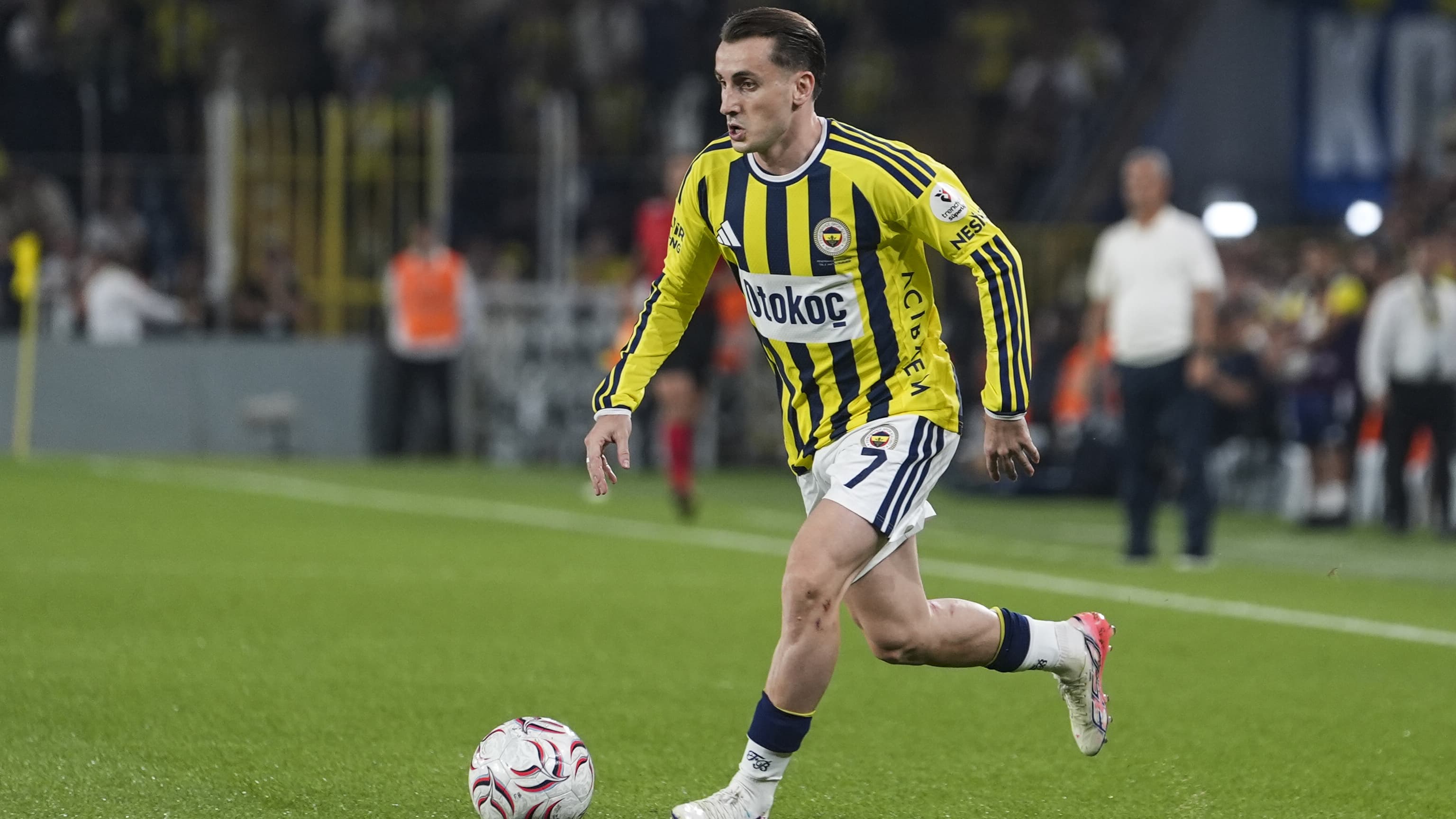 Fenerbahçe'de Kerem Aktürkoğlu sakatlık nedeniyle sedyeyle oyunu terk etti