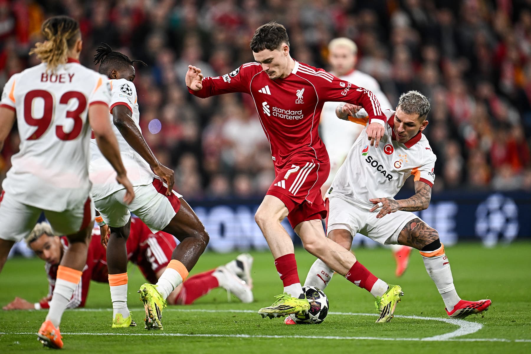 Tüm manşetlerde o var! İngiltere'de Liverpool-Galatasaray maçı sonrası yer yerinden oynadı