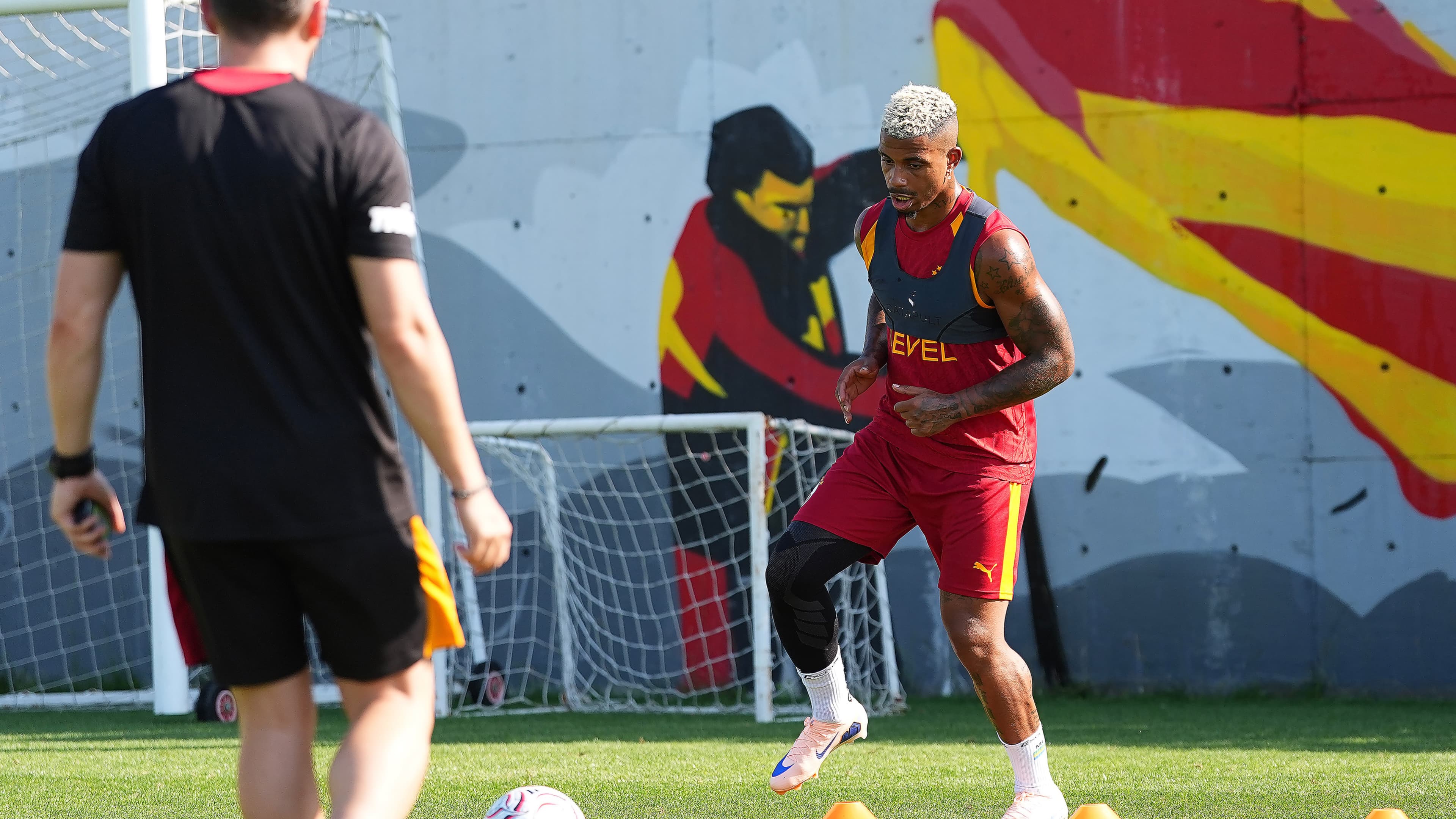 Galatasaray, çift idmanla hazırlıklarını sürdürüyor ve yarın Avusturya'ya gidecek