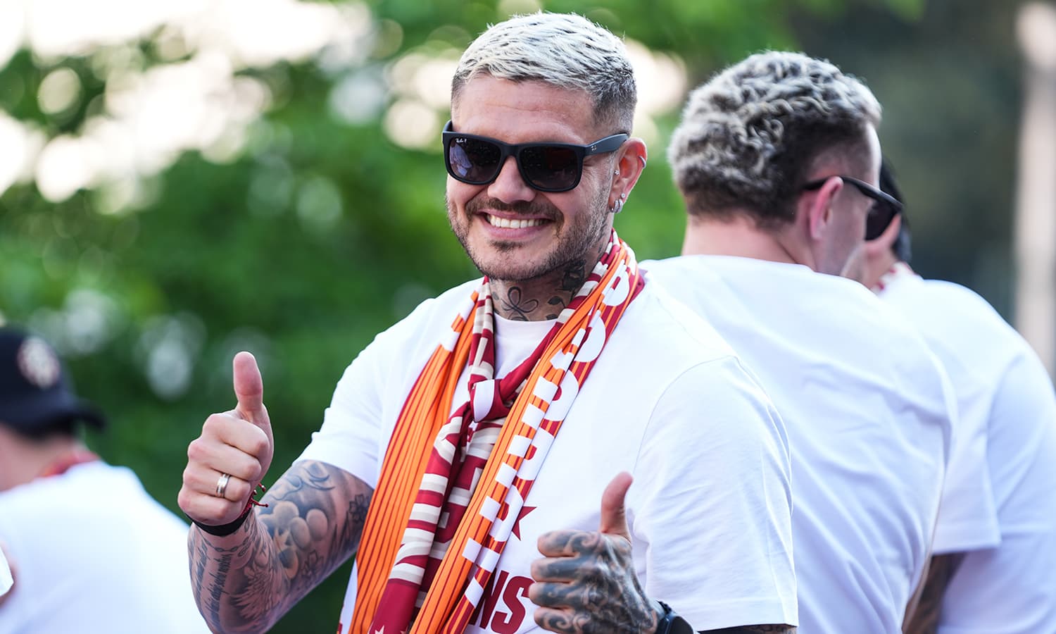 Torreira ve Akgün'den Icardi'ye destek pankartı