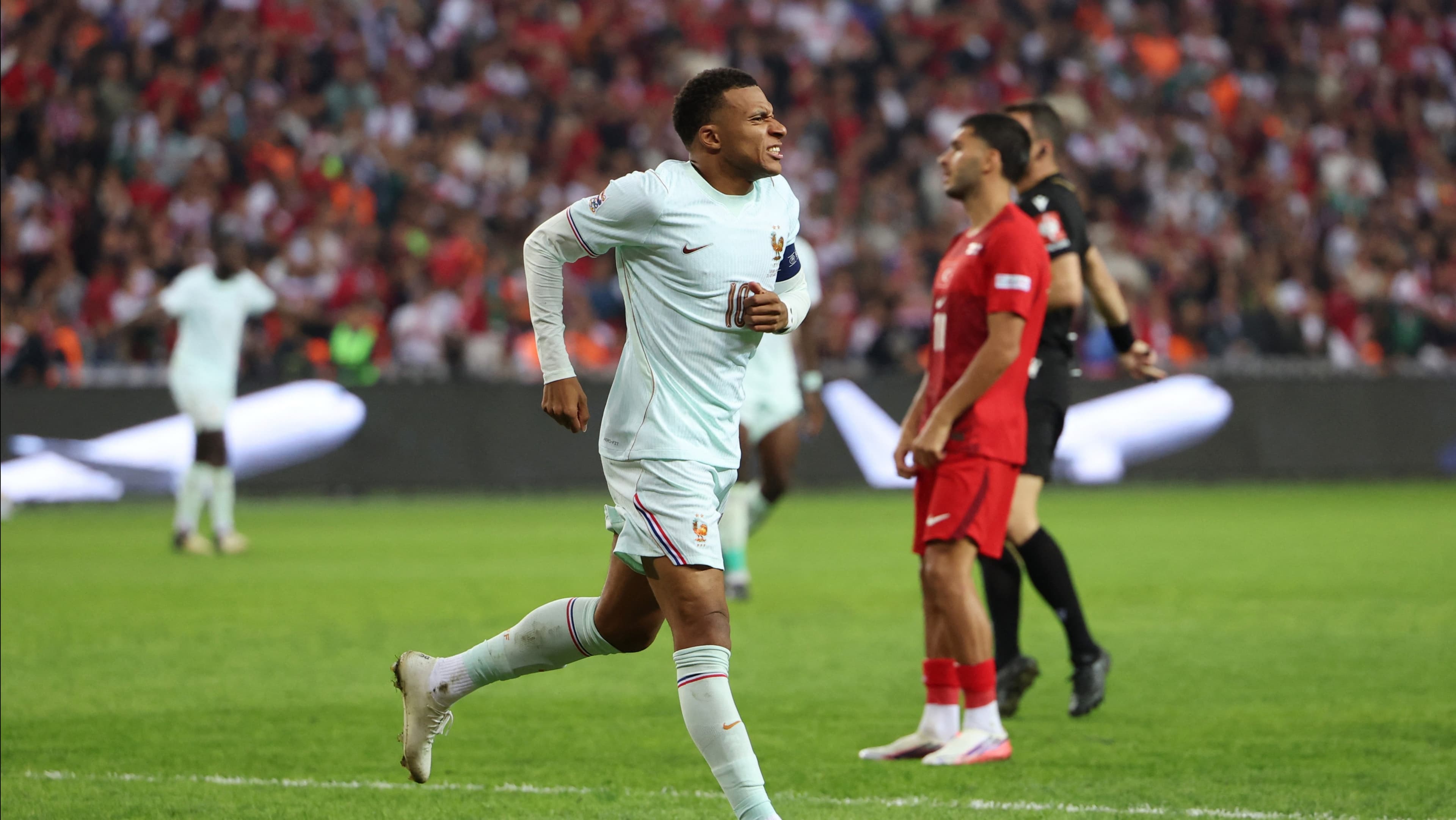 Kylian Mbappe, Türkiye karşısında gol attıktan sonra sakatlandı