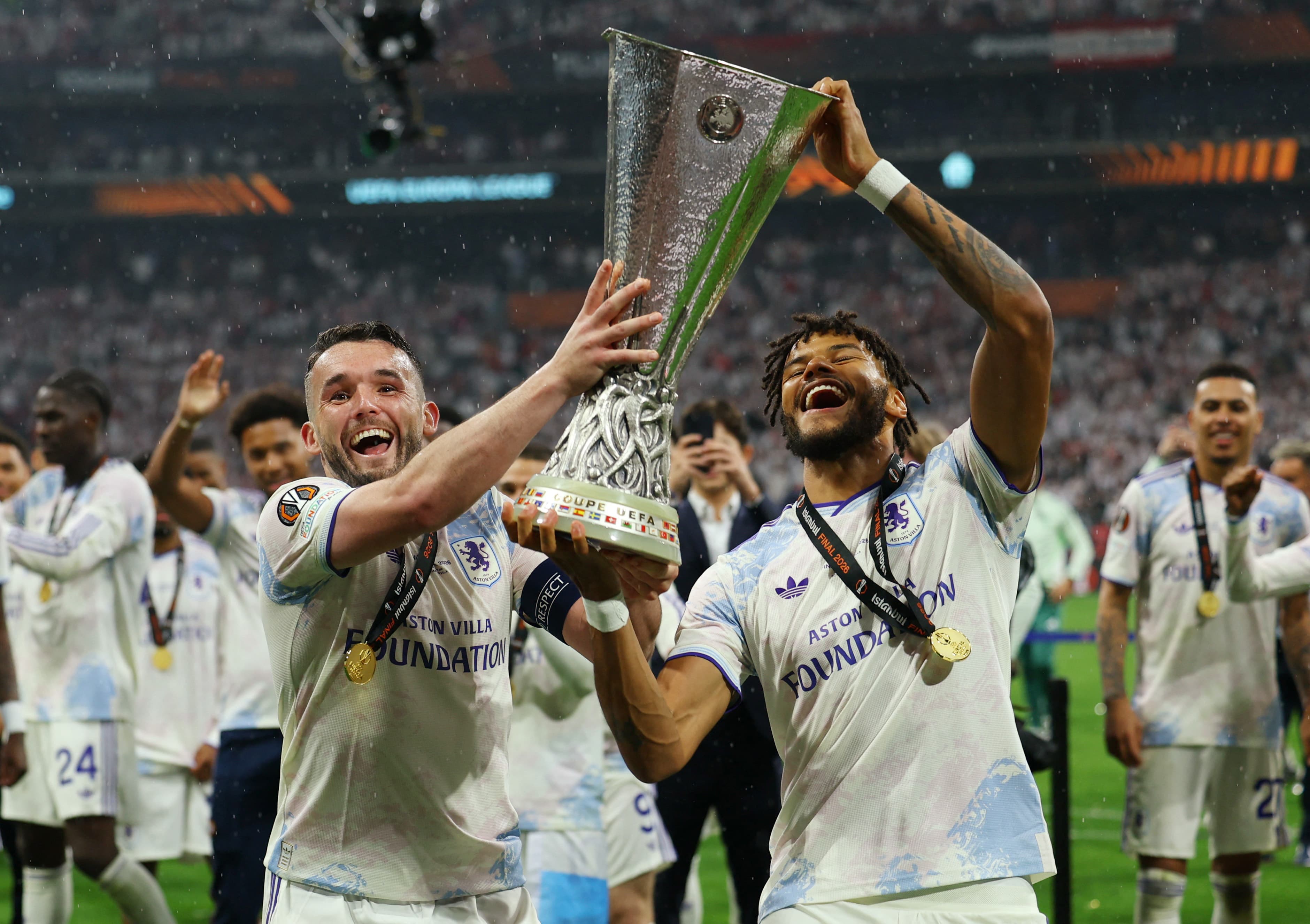 Aston Villa futbolcuları şampiyonluk sevinçlerini paylaştı