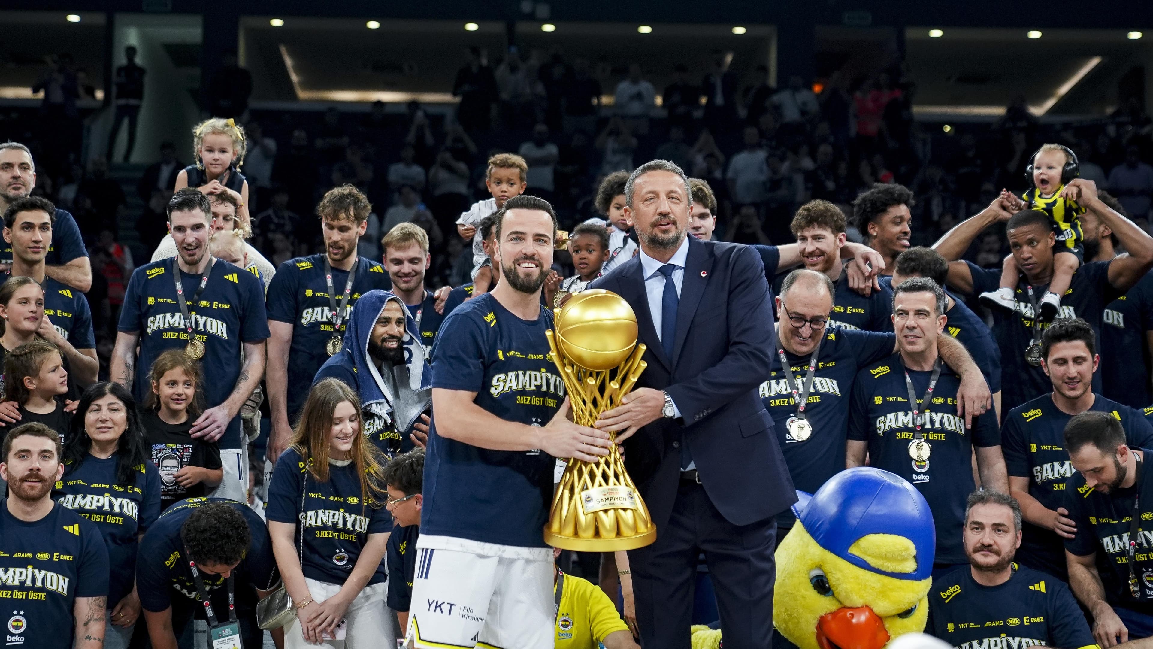 Melih Mahmutoğlu'ndan Beşiktaş'a tebrik ve Aziz Yıldırım'a hediye
