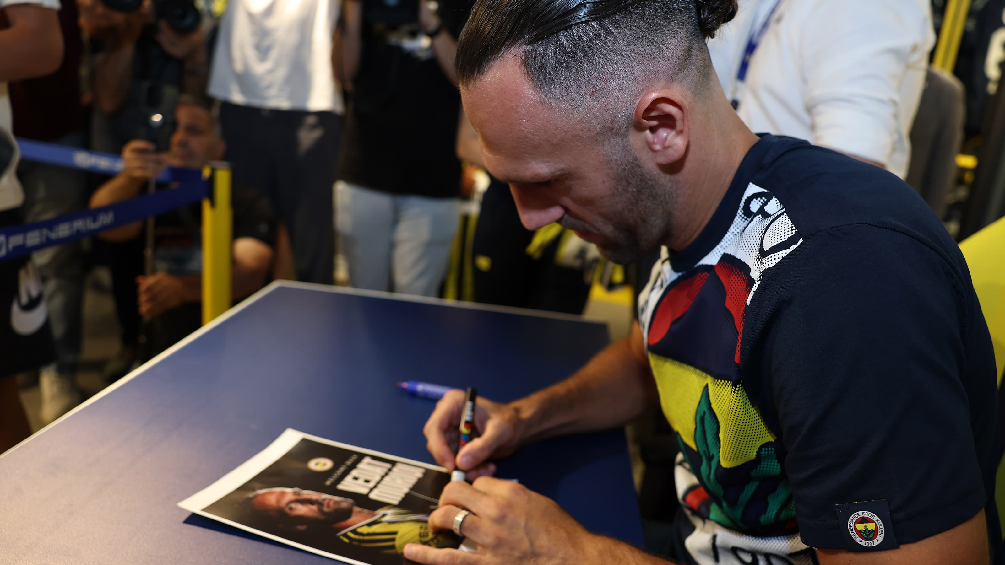 Vedat Muriqi, Fenerbahçe taraftarlarıyla imza gününde buluştu