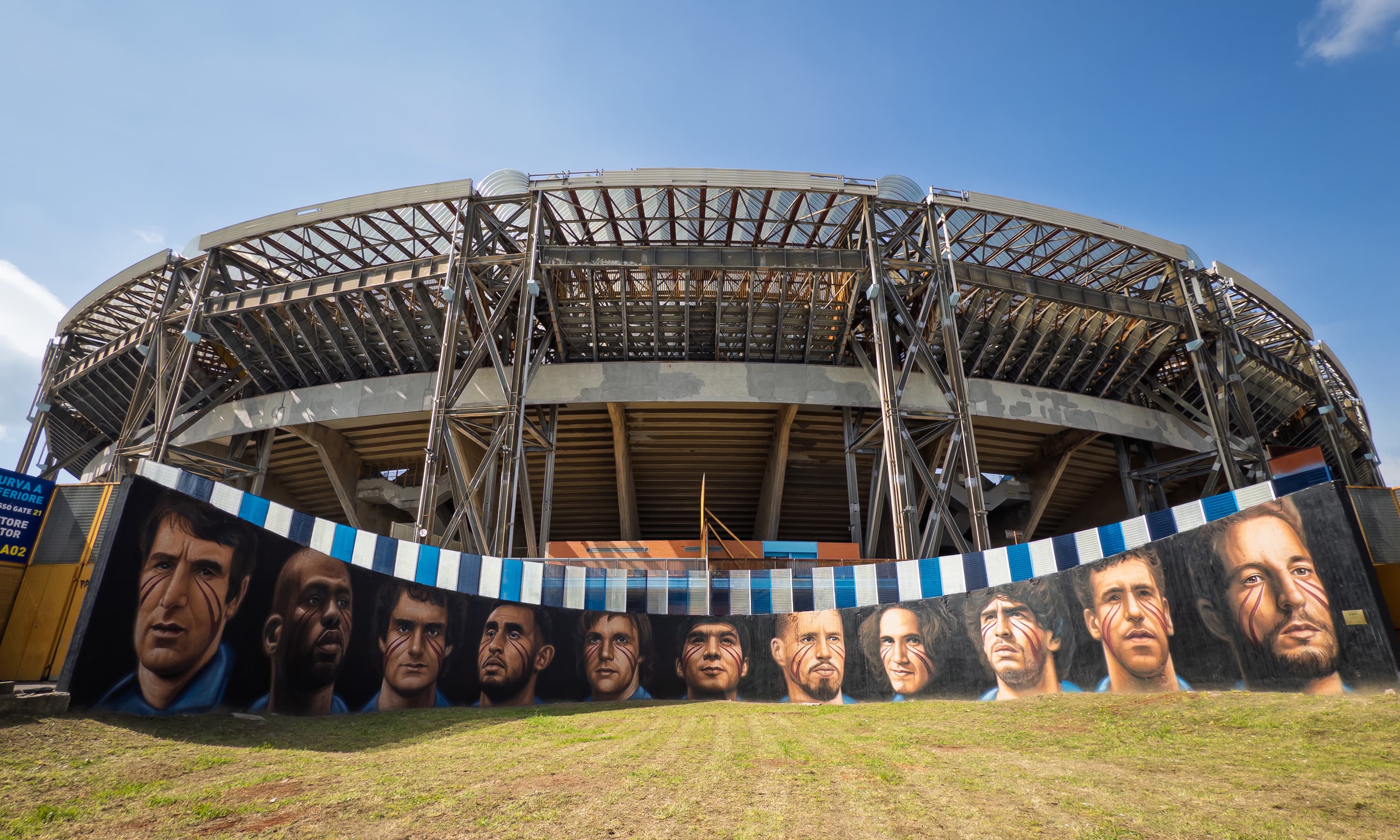 Napoli stadında tanıdık yüzler