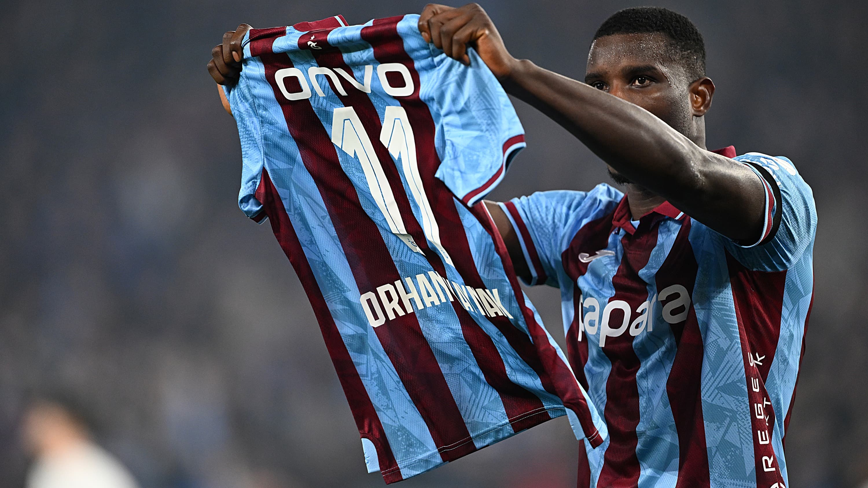 Trabzonsporlu futbolcular galibiyeti Orhan Kaynak'a adadı