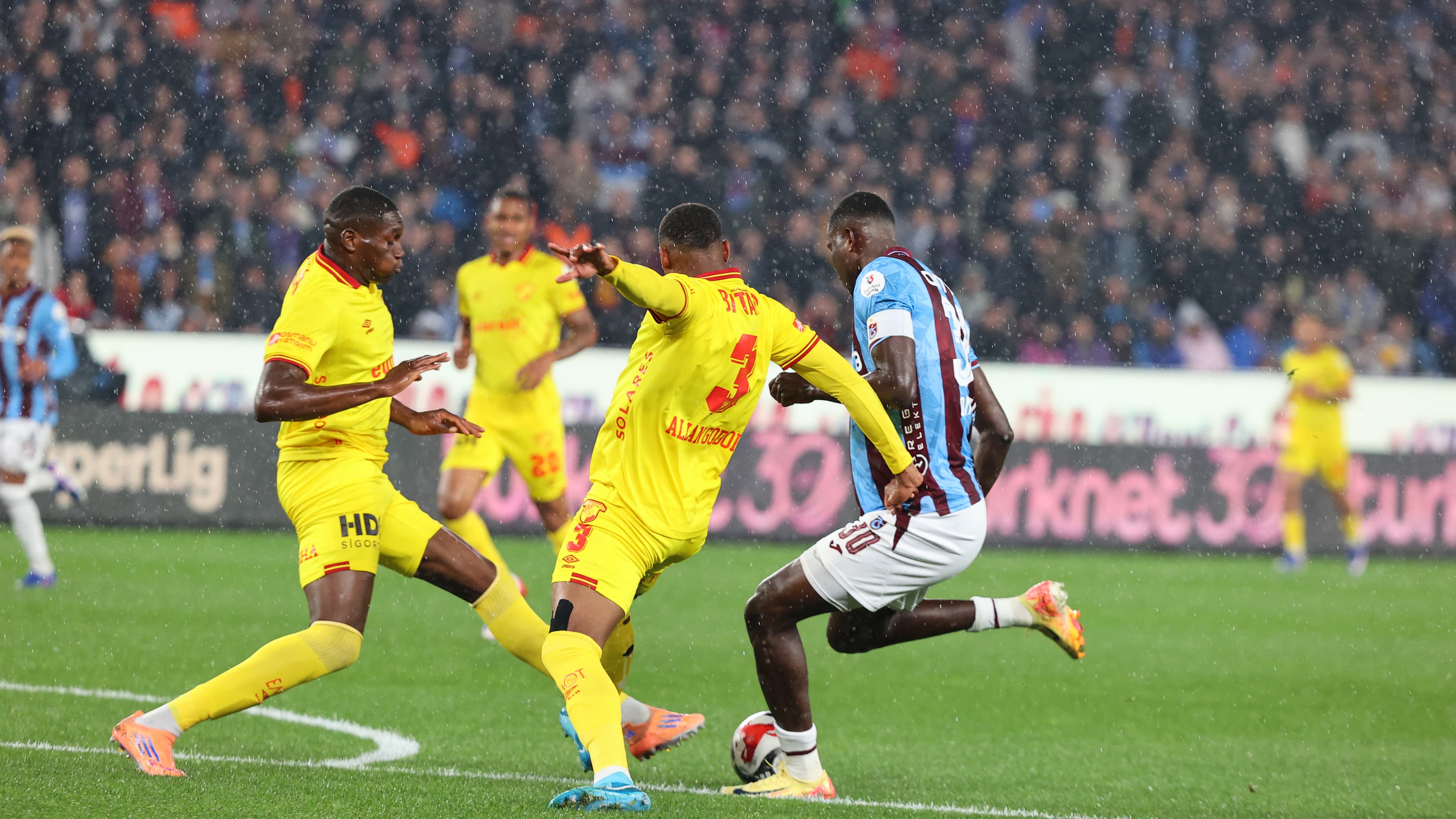 10 kişilik Trabzonspor, beraberliği 90+3'te kurtardı