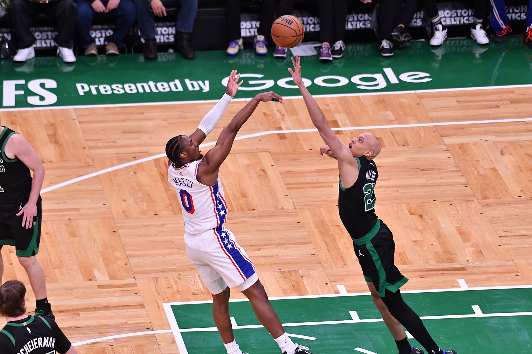 NBA'de San Antonio yarı final yükseldi, Sixers seriye tutundu
