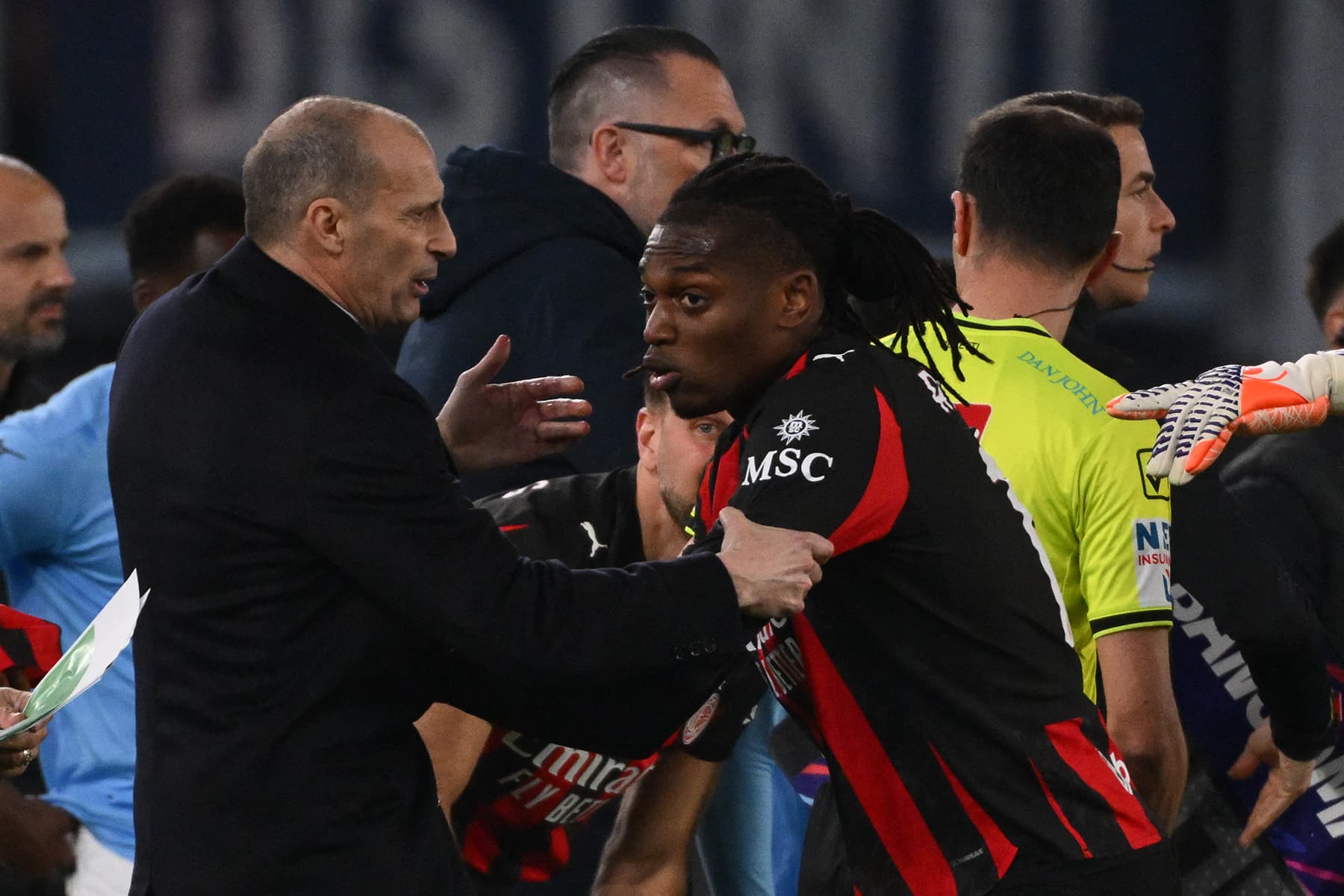Lazio-Milan maçında saha bir anda karıştı! Rafael Leao'dan büyük tepki