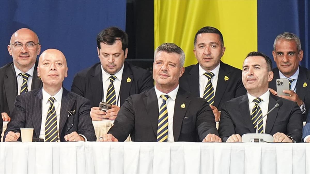 Fenerbahçe'de toplantıdan son karar çıktı: 2 ayrılık birden!