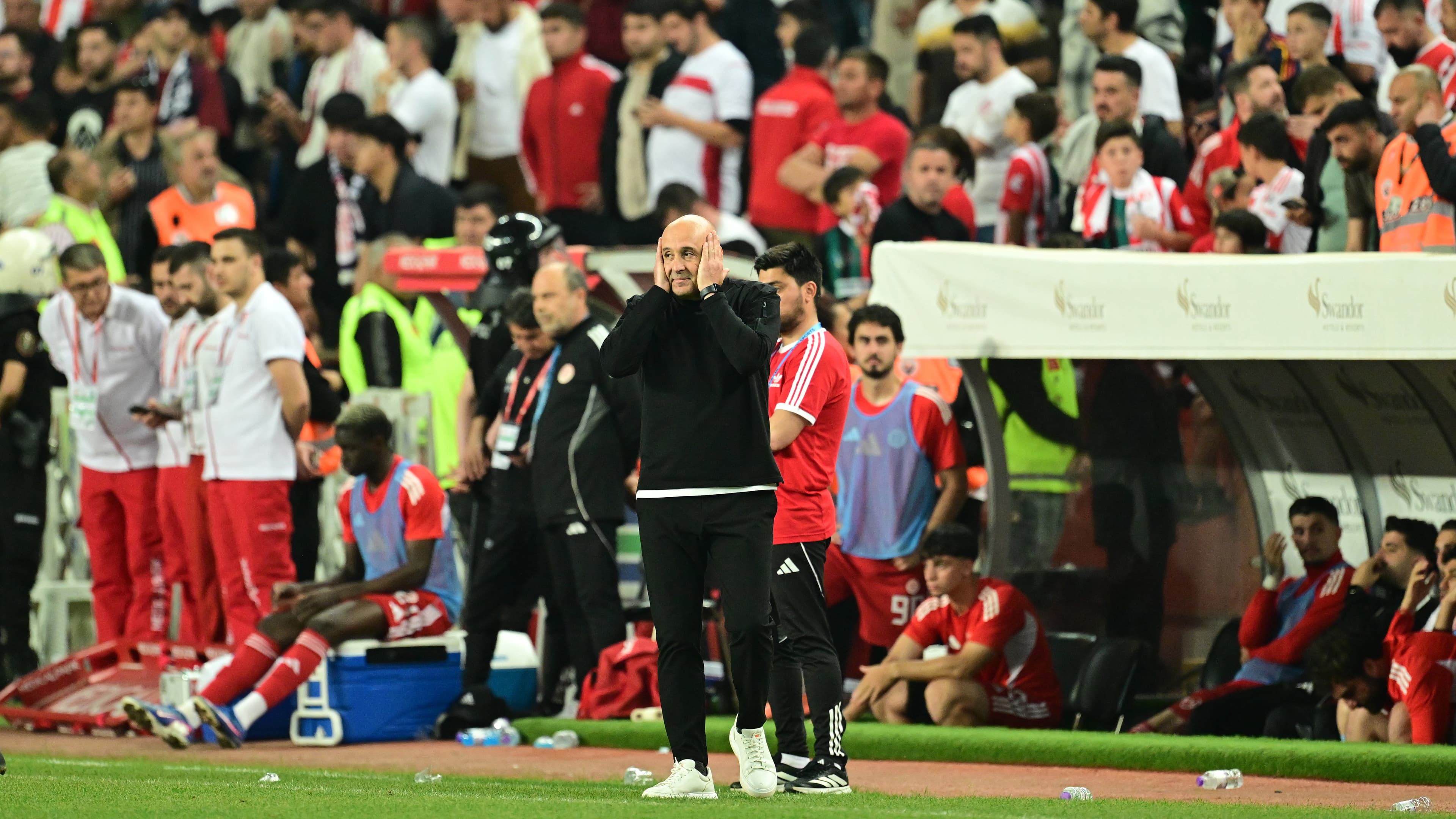 Antalyaspor'un teknik direktörü Sami Uğurlu, ligden düşüşü trajedi olarak nitelendirdi