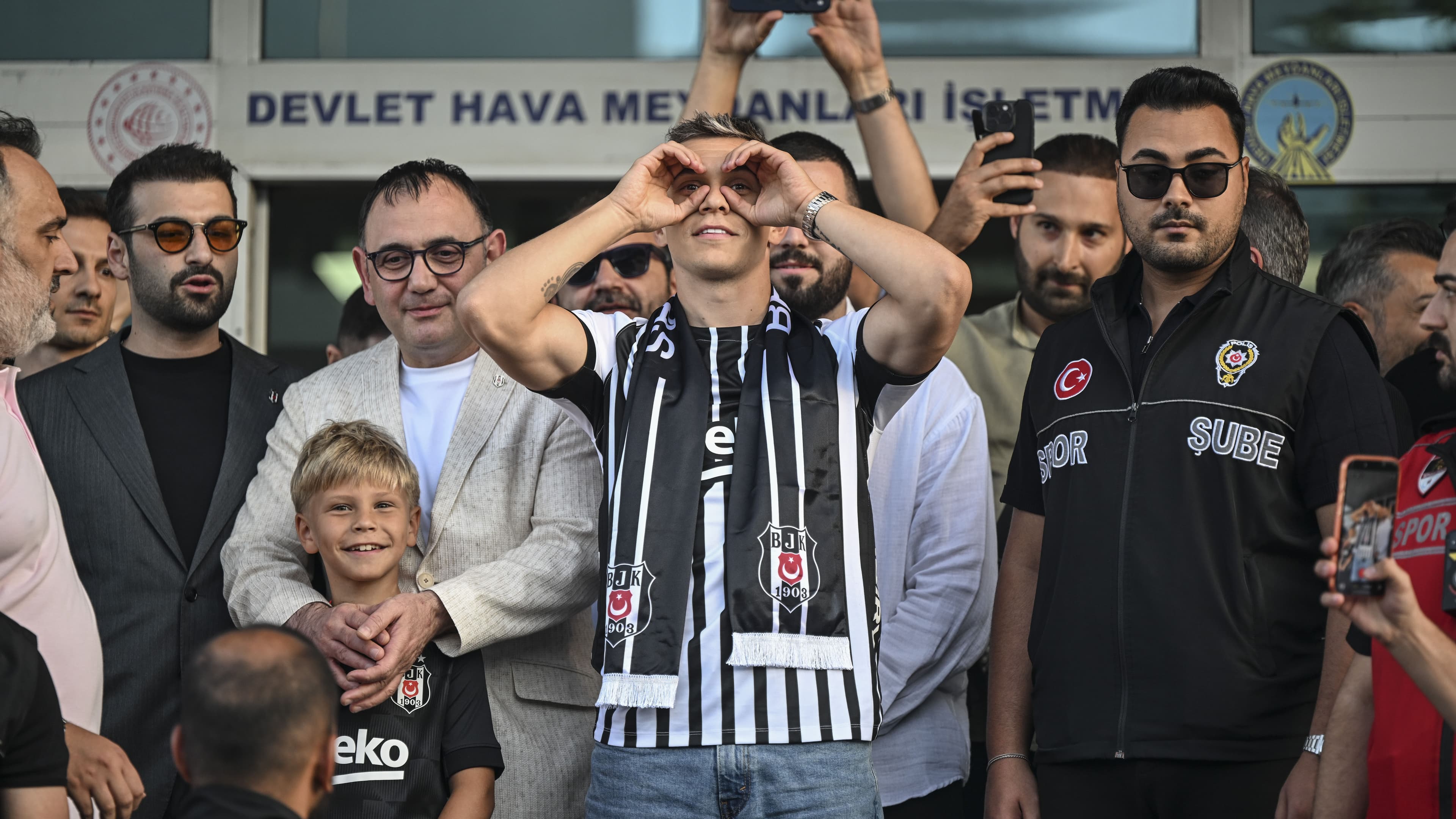 Beşiktaş, Leandro Trossard için imza töreni gerçekleştiriyor