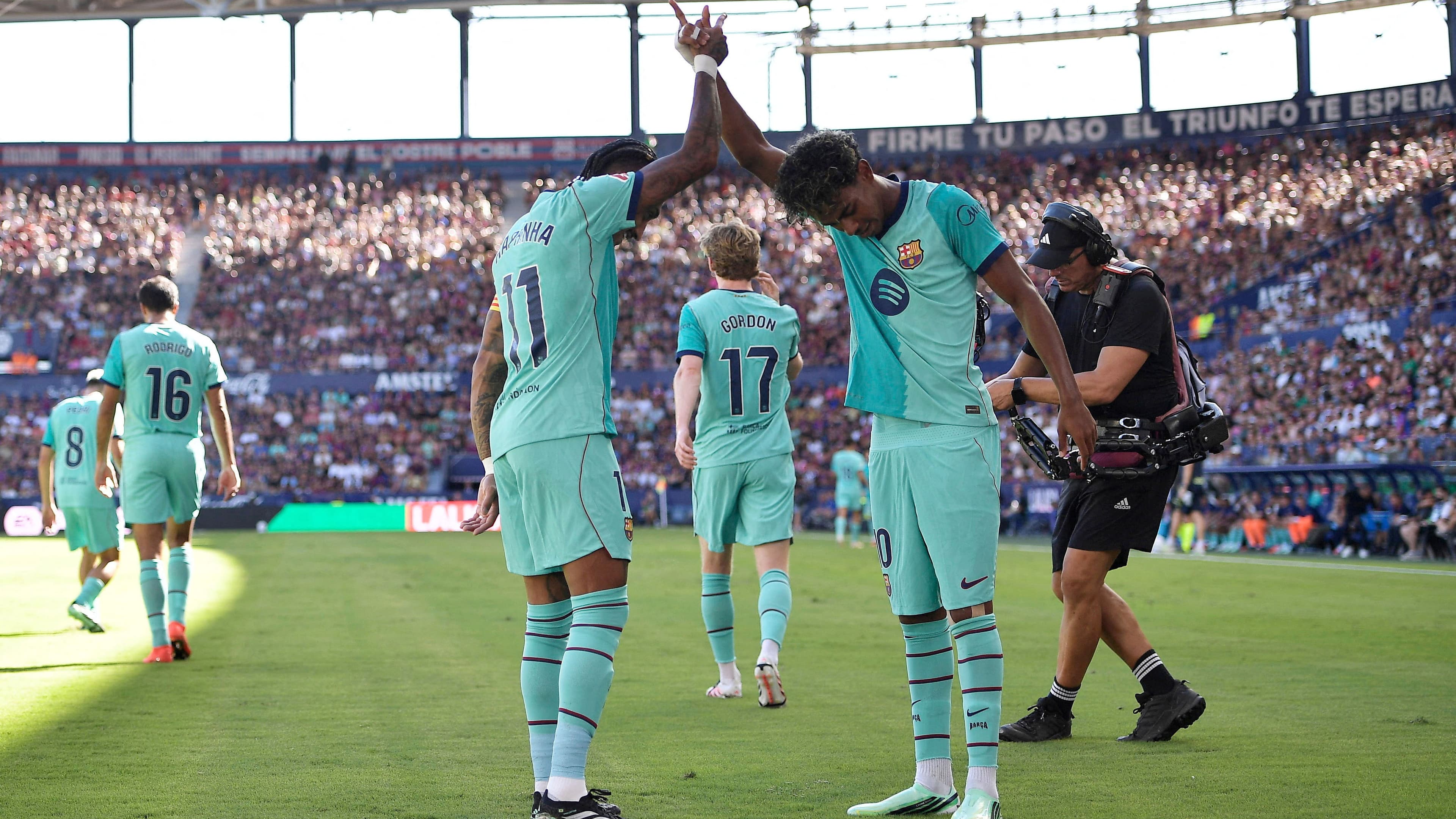 Barcelona, Levante'yi 4-2 yenerek galibiyet serisini sürdürdü