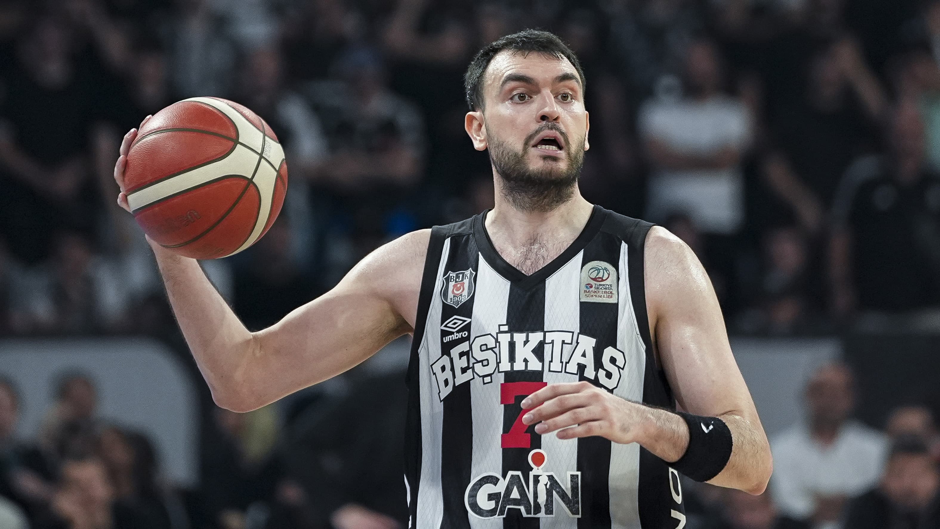 Yiğit Arslan, Beşiktaş GAİN'den ayrıldığını duyurdu