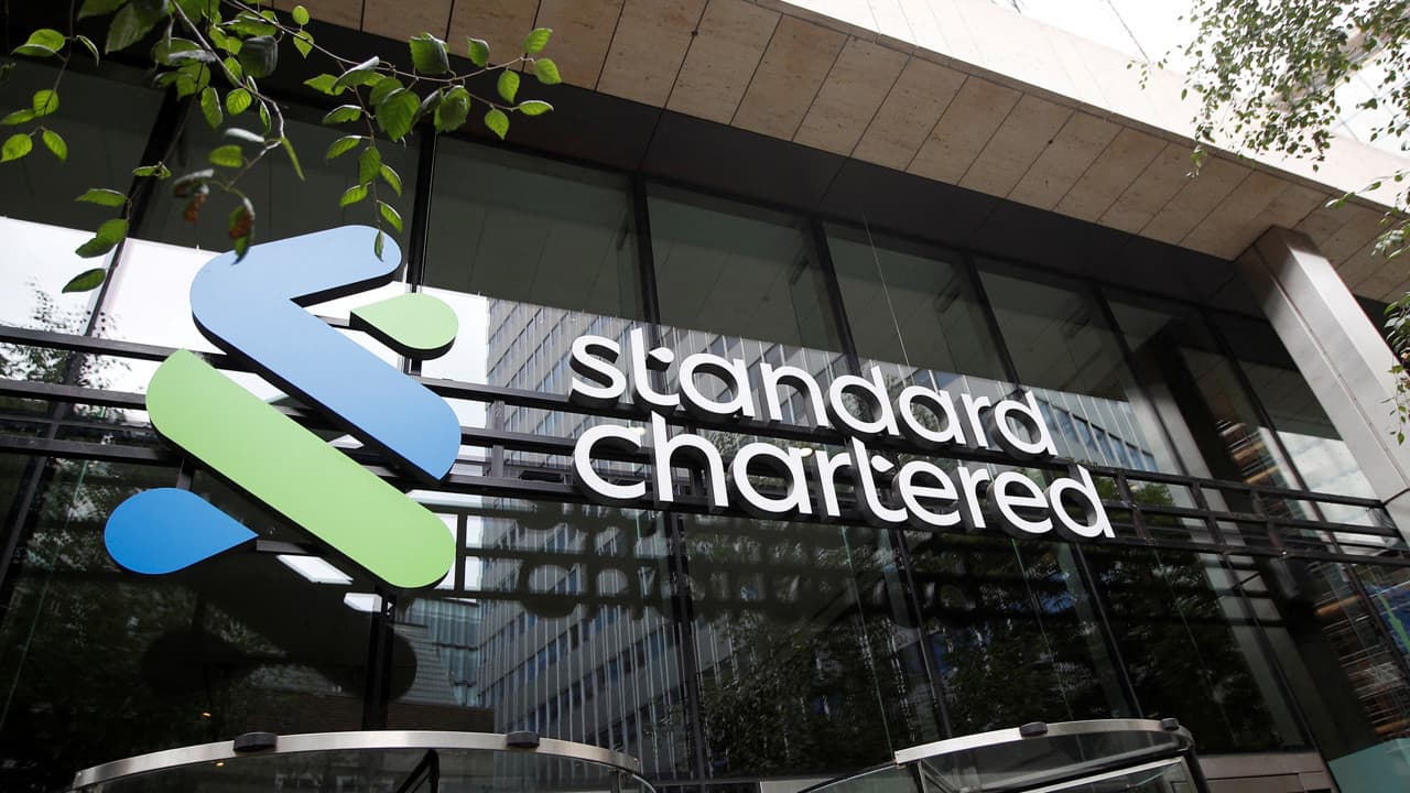 Standard Chartered petrol fiyatı tahminini yukarı yönlü revize etti