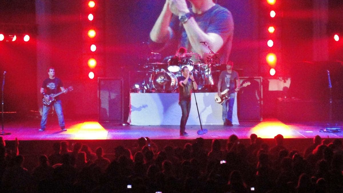 Dünyaca ünlü şarkıcı teşhisten 9 ay sonra hayatını kaybetti