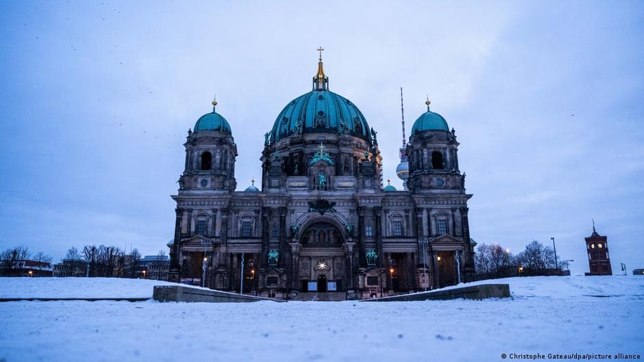 Germany news: Snow storm moves south after blanketing north