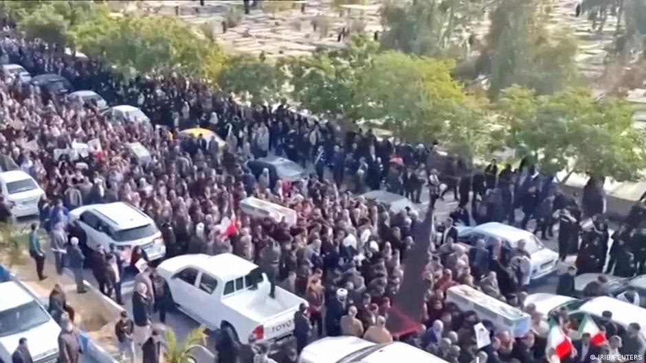 Iran protests: Tehran ready for 'war and dialogue' with US