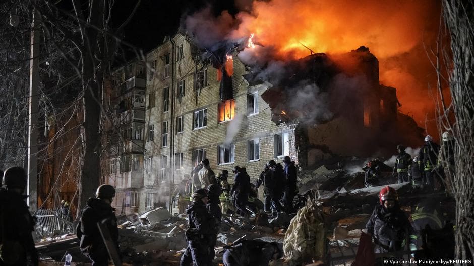 Ukraine: Russia strikes hit apartment block in Kharkiv