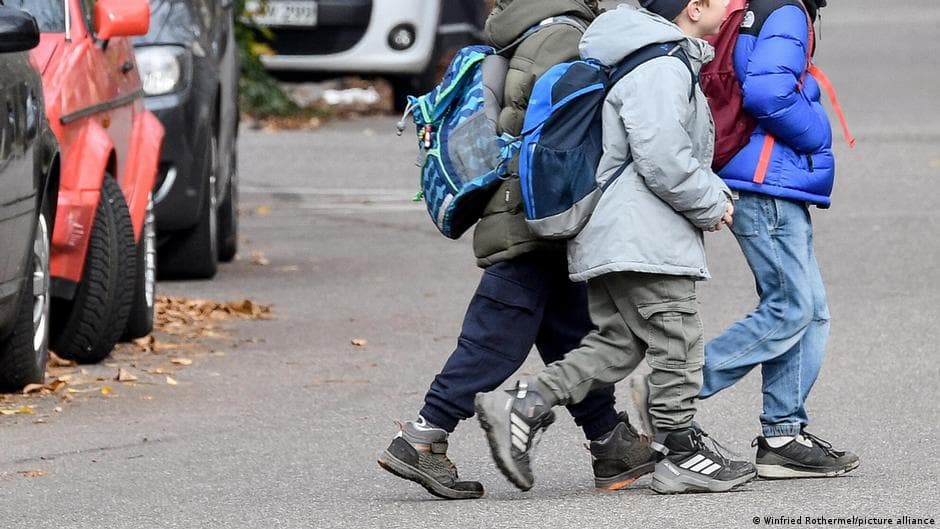Germany: 7-year-old flashes €5,000 cash at Osnabrück school