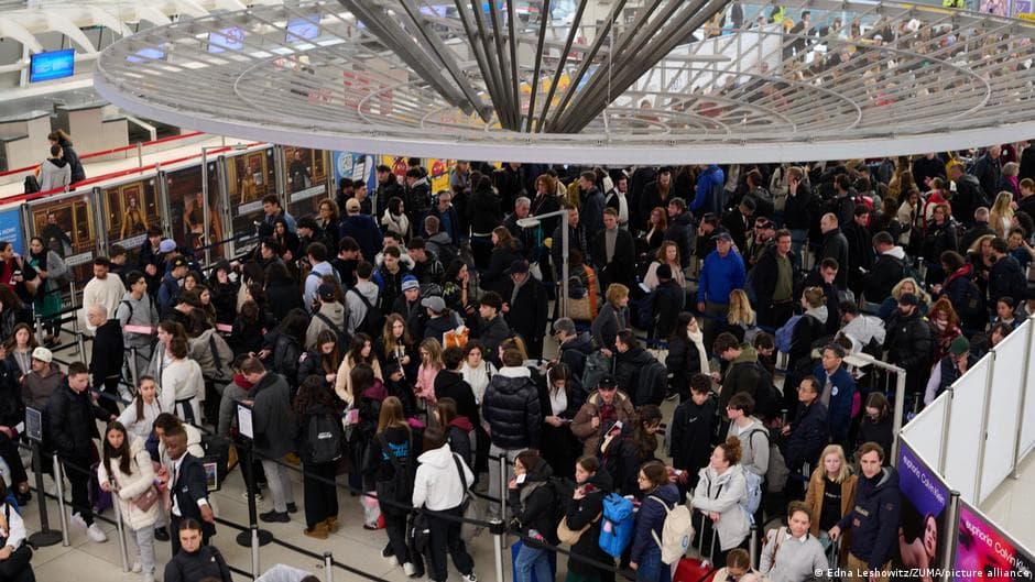 US: Hundreds of TSA agents quit, ICE agents patrol airports