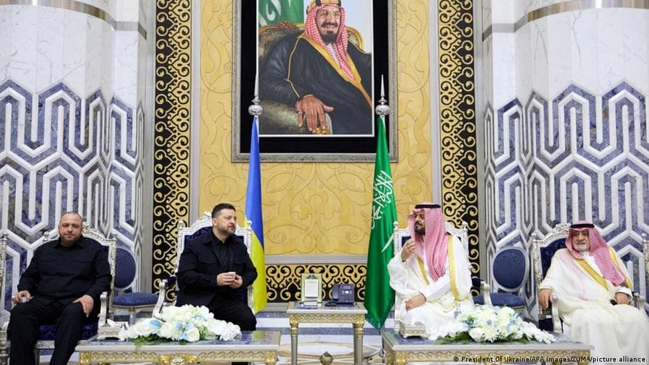 Ukraine: Zelenskyy visits Saudi Arabia, Putin weighs G20 attendance