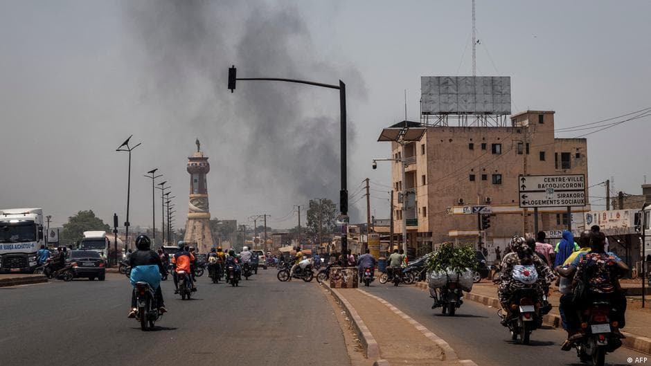 Mali: France urges citizens to leave amid Tuareg advance