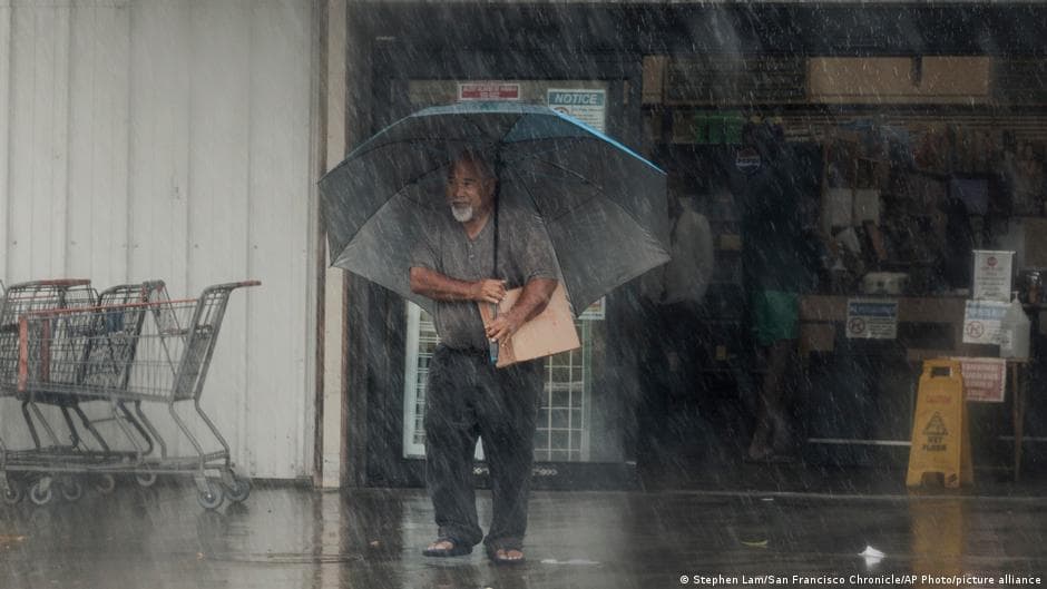 Hurricane Lala Hits Hawaii with Heavy Rain and Strong Winds