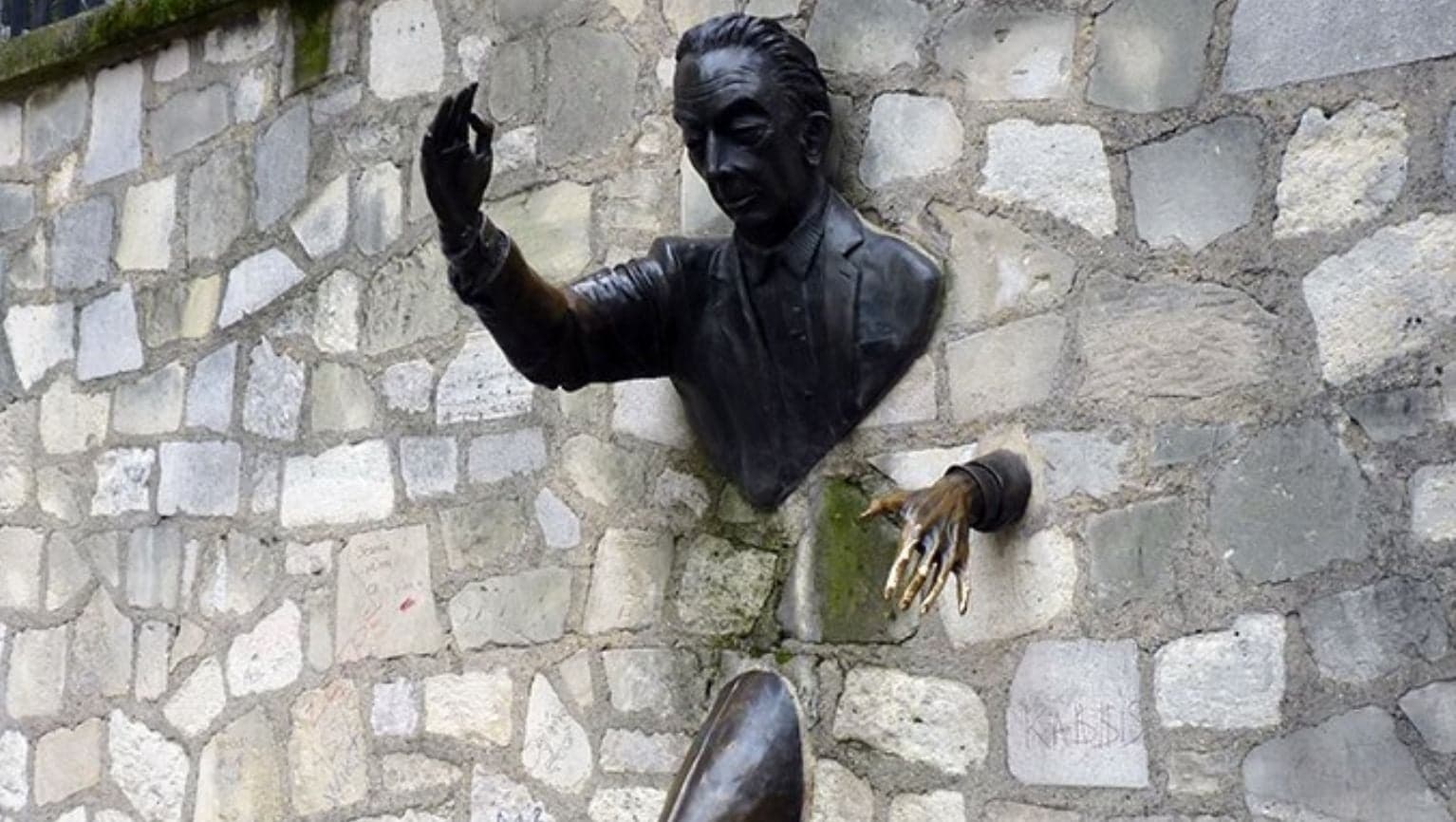 Çoğunlukla Boşluklardan Oluşmamıza Rağmen Neden Bir Duvardan Geçemeyiz?