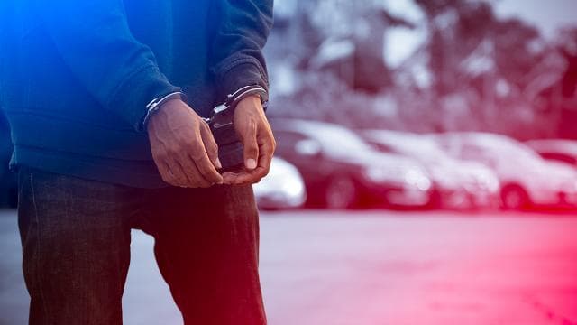 Siteye bırakılan kargo paketi patladı: 6 gözaltı