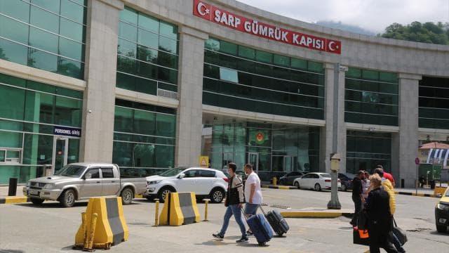 Kurban Bayramı tatilinde Sarp Sınır Kapısı'ndan 185 bin yolcu geçti