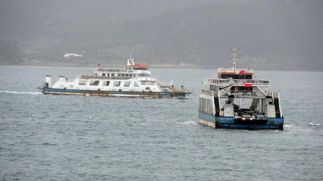 Bozcaada ve Gökçeada feribot seferleri hava nedeniyle iptal edildi