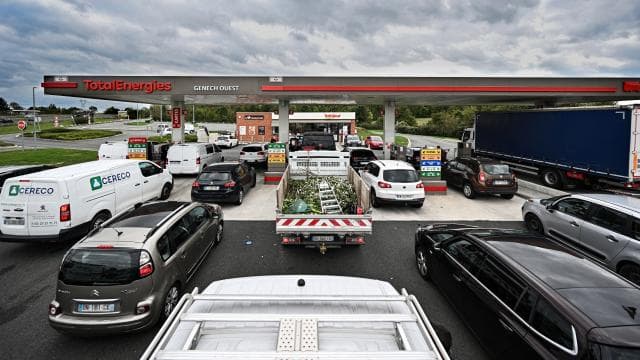 Fransa'da arz endişeleri nedeniyle soğuğa daha az dayanıklı akaryakıt satışına geçici izin verildi