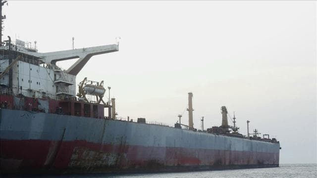 ABD firkateynine 2 İran füzesi isabet etti