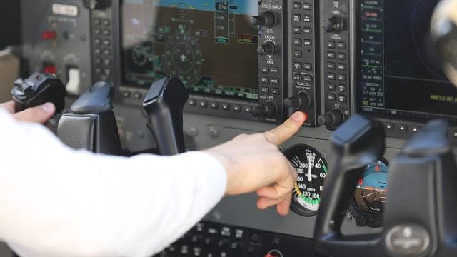 Yolcular, kriz geçiren pilotu uçağın içinde bağladı